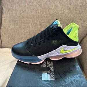 - Lebron XX Low Sneakers